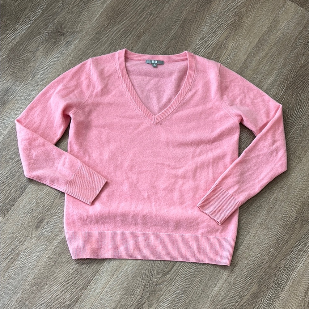 Uniqlo Women’s Cashmere Sweater. Size M.